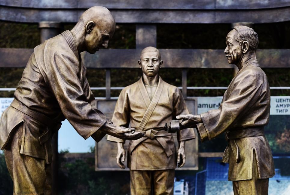 Мемориальный комплекс основателю российского дзюдо Василию Ощепкову и его учителям на Корабельной набережной во Владивостоке